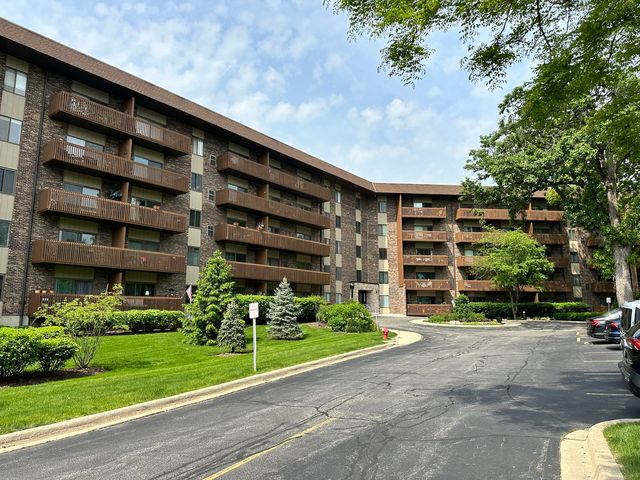 120 Lakeview Dr #415, Bloomingdale, IL 60108